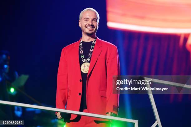 descubre cuanto mide j balvin