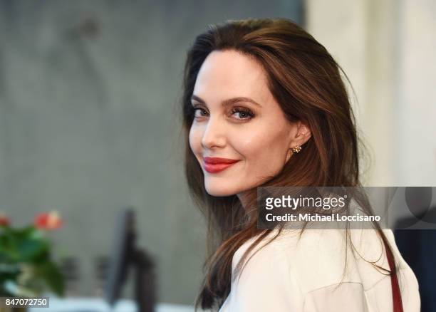 estatura de angelina jolie